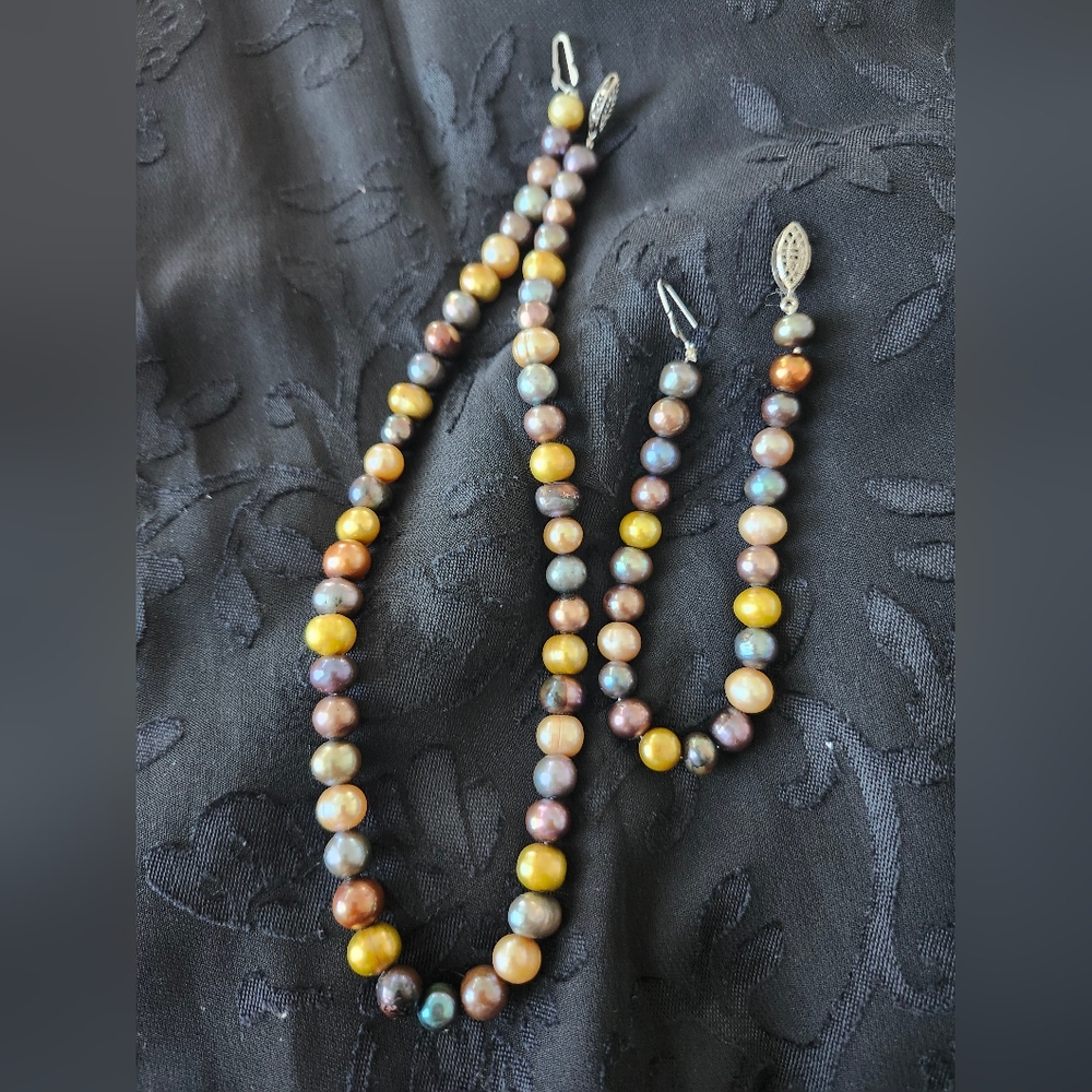 Elegant Multicolor Pearl Necklace and Bracelet Set